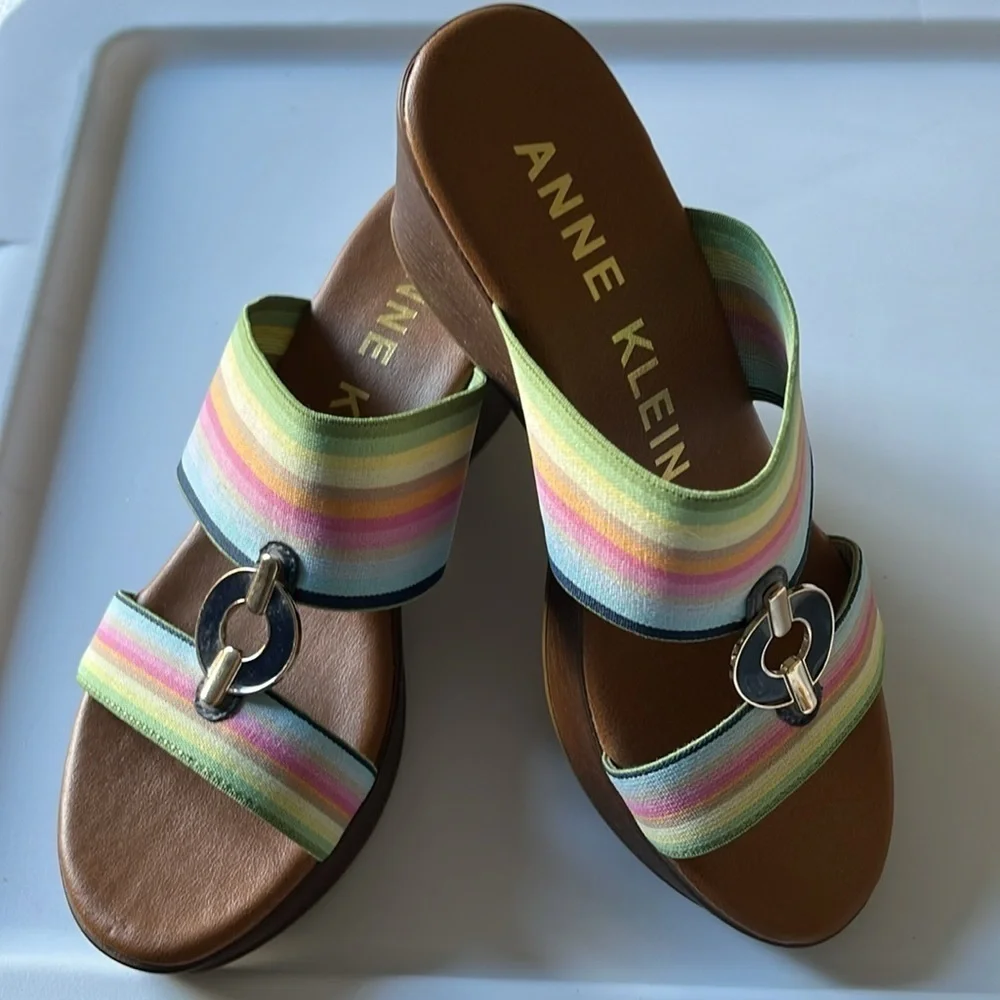 Anne Klein Hayda platform 2.5 inch wedged open toed sandals. Size 6. Look new.